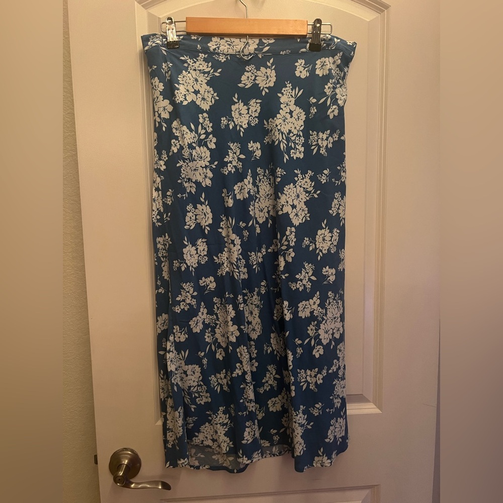 NWOT Old Navy Blue and White Floral Skirt